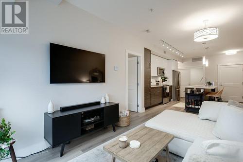 191 Hollywood Road S Unit# 102, Kelowna, BC - Indoor Photo Showing Living Room