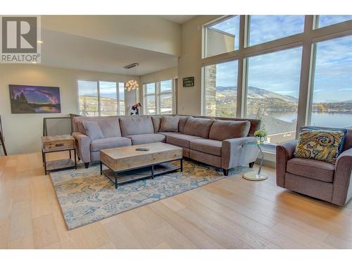 8010 Graystone Drive, Coldstream, BC - Indoor Photo Showing Living Room