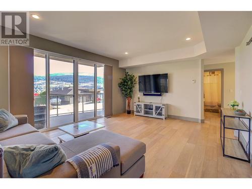 8010 Graystone Drive, Coldstream, BC - Indoor Photo Showing Living Room