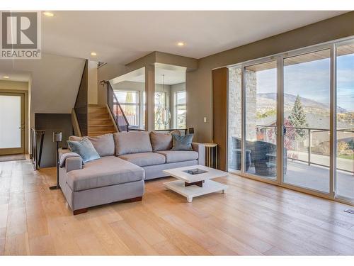 8010 Graystone Drive, Coldstream, BC - Indoor Photo Showing Living Room