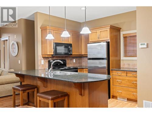 1795 Country Club Drive Unit# 102, Kelowna, BC - Indoor Photo Showing Kitchen With Double Sink