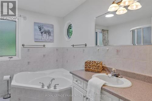 3033 Freeburn Lane, Smith-Ennismore-Lakefield (Lakefield), ON - Indoor Photo Showing Bathroom