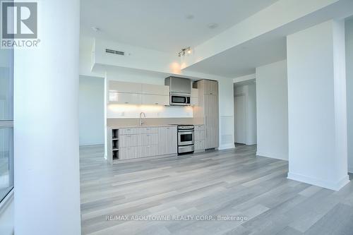 802 - 290 Adelaide Street W, Toronto, ON - Indoor Photo Showing Kitchen