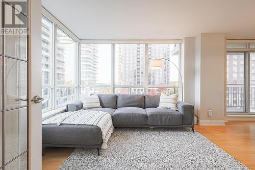 504 - 1103 Leslie Street, Toronto, ON - Indoor Photo Showing Living Room