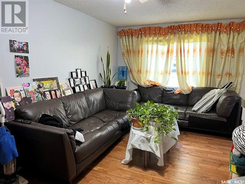 1004 Argyle Street, Regina, SK - Indoor Photo Showing Living Room