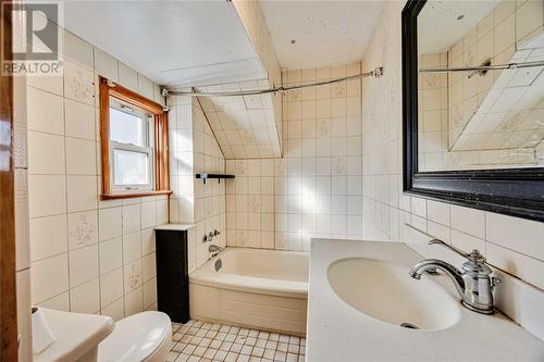 364 Shepherd Street, Sarnia, ON - Indoor Photo Showing Bathroom