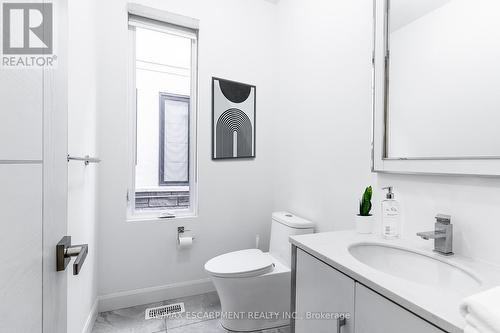 528 Jones Road, Hamilton, ON - Indoor Photo Showing Bathroom