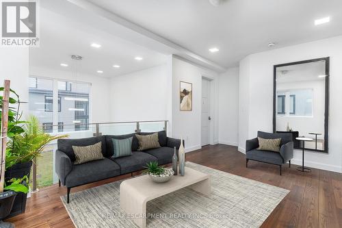 528 Jones Road, Hamilton, ON - Indoor Photo Showing Living Room