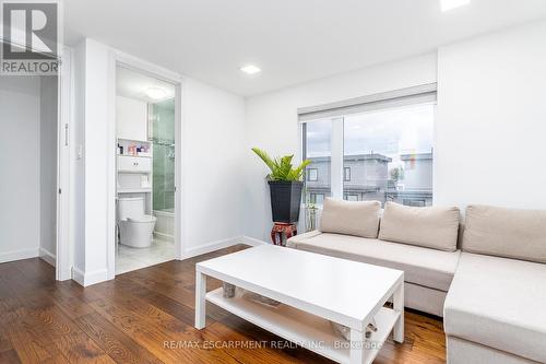 528 Jones Road, Hamilton, ON - Indoor Photo Showing Living Room