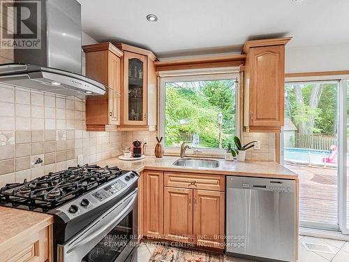 1585 Trotwood Avenue, Mississauga, ON - Indoor Photo Showing Kitchen With Upgraded Kitchen