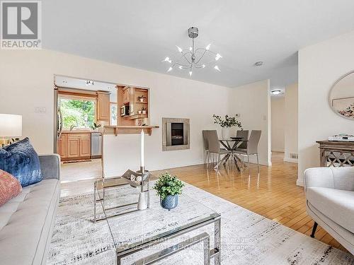 1585 Trotwood Avenue, Mississauga, ON - Indoor Photo Showing Living Room