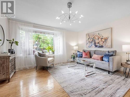 1585 Trotwood Avenue, Mississauga, ON - Indoor Photo Showing Living Room