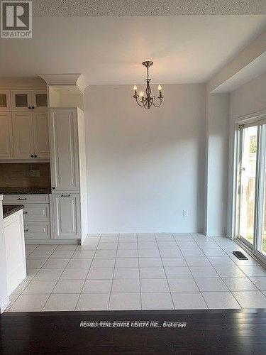 5099 Nestling Grove E, Mississauga, ON - Indoor Photo Showing Kitchen