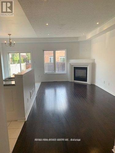 5099 Nestling Grove E, Mississauga, ON - Indoor Photo Showing Living Room With Fireplace