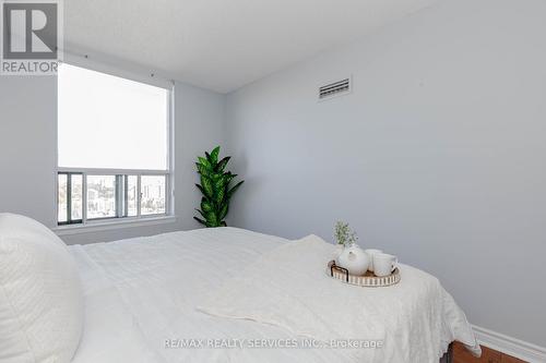 1816 - 135 Hillcrest Avenue, Mississauga, ON - Indoor Photo Showing Bedroom