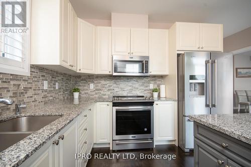 9 Porter Drive, Orangeville, ON - Indoor Photo Showing Kitchen With Stainless Steel Kitchen With Double Sink With Upgraded Kitchen