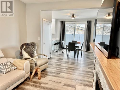 5830 Okanagan Street Unit# 102, Oliver, BC - Indoor Photo Showing Living Room