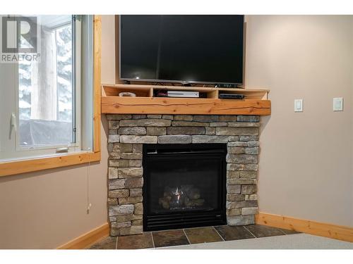 895 Dogwood Drive Unit# 13, Kimberley, BC - Indoor Photo Showing Living Room With Fireplace