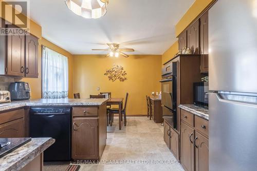 2495 Coral Avenue, Fort Erie (328 - Stevensville), ON - Indoor Photo Showing Kitchen