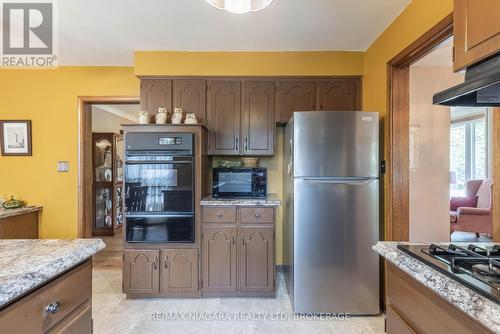 2495 Coral Avenue, Fort Erie (328 - Stevensville), ON - Indoor Photo Showing Kitchen