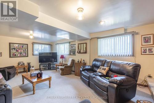 2495 Coral Avenue, Fort Erie (328 - Stevensville), ON - Indoor Photo Showing Living Room