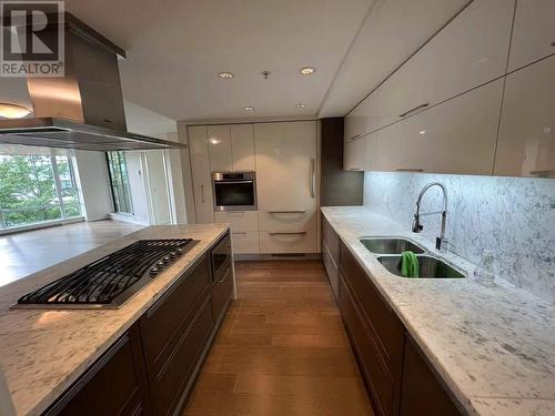 508 8 Smithe Mews, Vancouver, BC - Indoor Photo Showing Kitchen With Double Sink