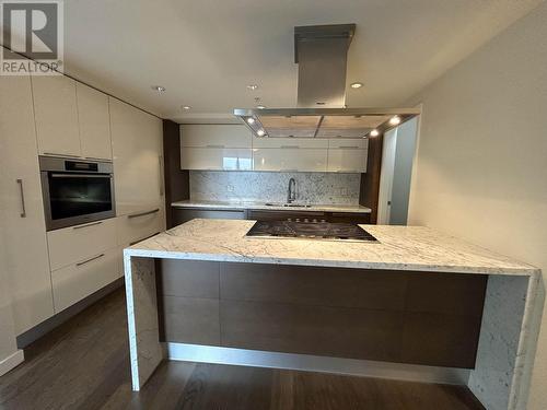 508 8 Smithe Mews, Vancouver, BC - Indoor Photo Showing Kitchen