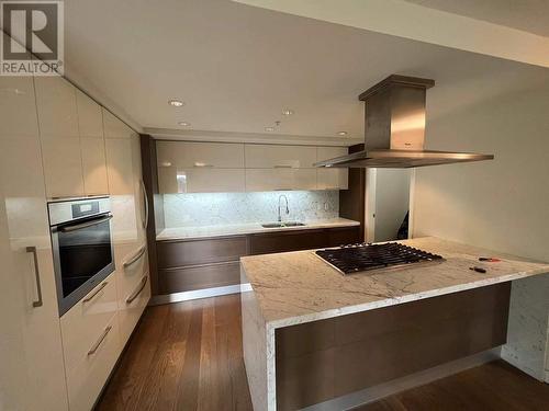 508 8 Smithe Mews, Vancouver, BC - Indoor Photo Showing Kitchen