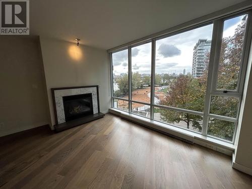 508 8 Smithe Mews, Vancouver, BC - Indoor Photo Showing Living Room With Fireplace