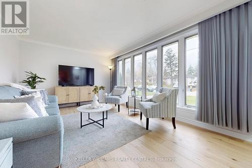 17 Patrick Drive, Aurora, ON - Indoor Photo Showing Living Room