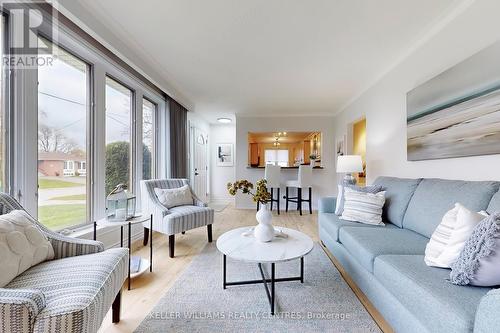 17 Patrick Drive, Aurora, ON - Indoor Photo Showing Living Room