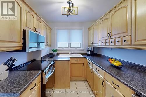 17 Patrick Drive, Aurora, ON - Indoor Photo Showing Kitchen