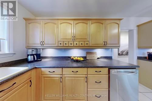 17 Patrick Drive, Aurora, ON - Indoor Photo Showing Kitchen