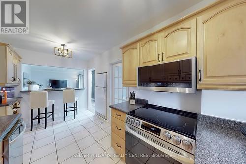 17 Patrick Drive, Aurora, ON - Indoor Photo Showing Kitchen