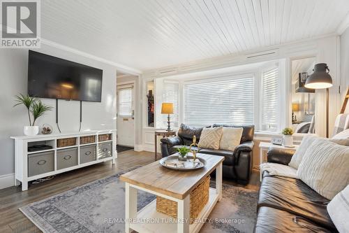 290 Hollywood Drive, Georgina, ON - Indoor Photo Showing Living Room