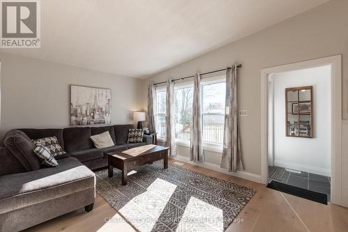 22 Almond Road, London, ON - Indoor Photo Showing Living Room