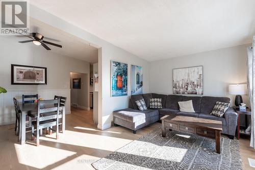 22 Almond Road, London, ON - Indoor Photo Showing Living Room