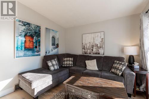 22 Almond Road, London, ON - Indoor Photo Showing Living Room