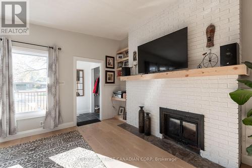 22 Almond Road, London, ON - Indoor Photo Showing Living Room With Fireplace