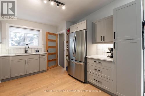 22 Almond Road, London, ON - Indoor Photo Showing Kitchen