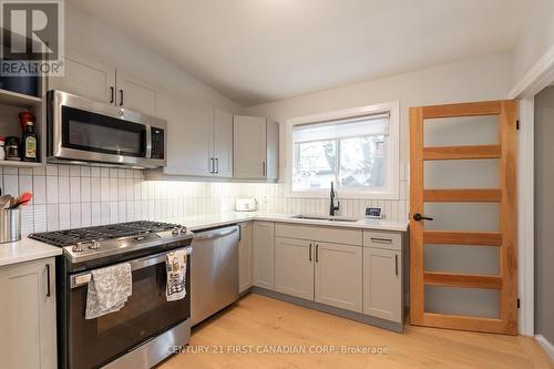 22 Almond Road, London, ON - Indoor Photo Showing Kitchen