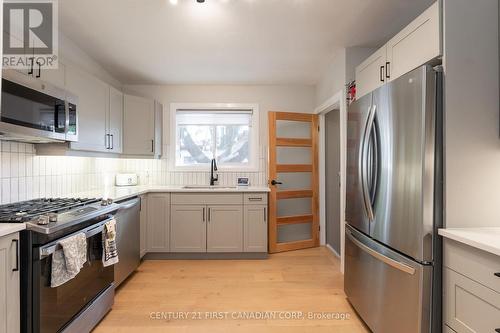 22 Almond Road, London, ON - Indoor Photo Showing Kitchen With Upgraded Kitchen