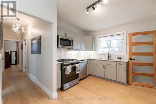 22 Almond Road, London, ON - Indoor Photo Showing Kitchen