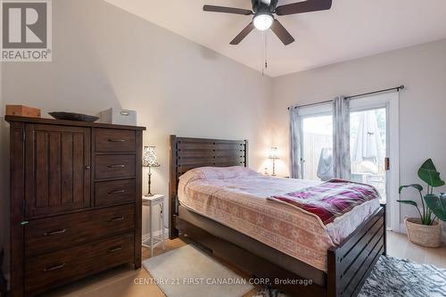 22 Almond Road, London, ON - Indoor Photo Showing Bedroom