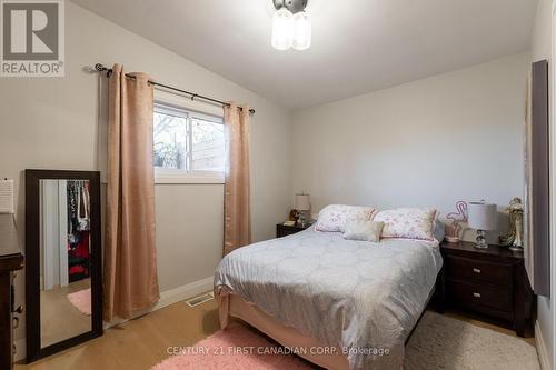 22 Almond Road, London, ON - Indoor Photo Showing Bedroom