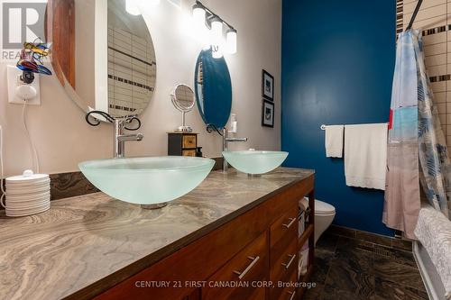 22 Almond Road, London, ON - Indoor Photo Showing Bathroom