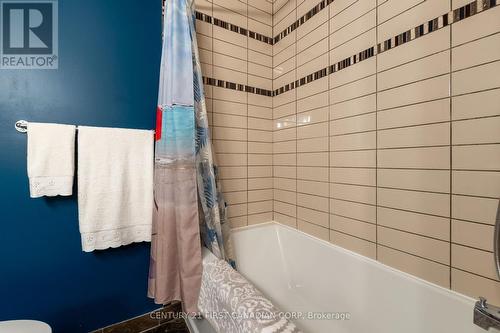 22 Almond Road, London, ON - Indoor Photo Showing Bathroom