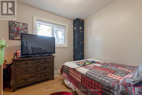 22 Almond Road, London, ON - Indoor Photo Showing Bedroom