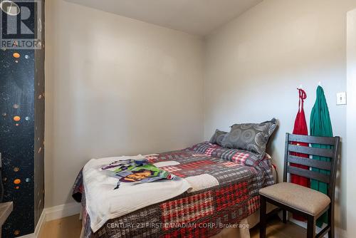 22 Almond Road, London, ON - Indoor Photo Showing Bedroom