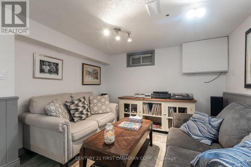 22 Almond Road, London, ON - Indoor Photo Showing Living Room